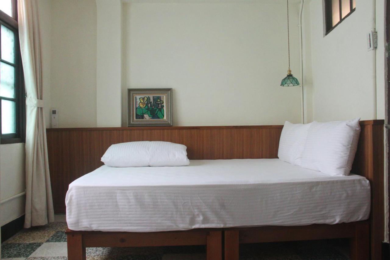 Neat Hostel Tainan Exterior photo
