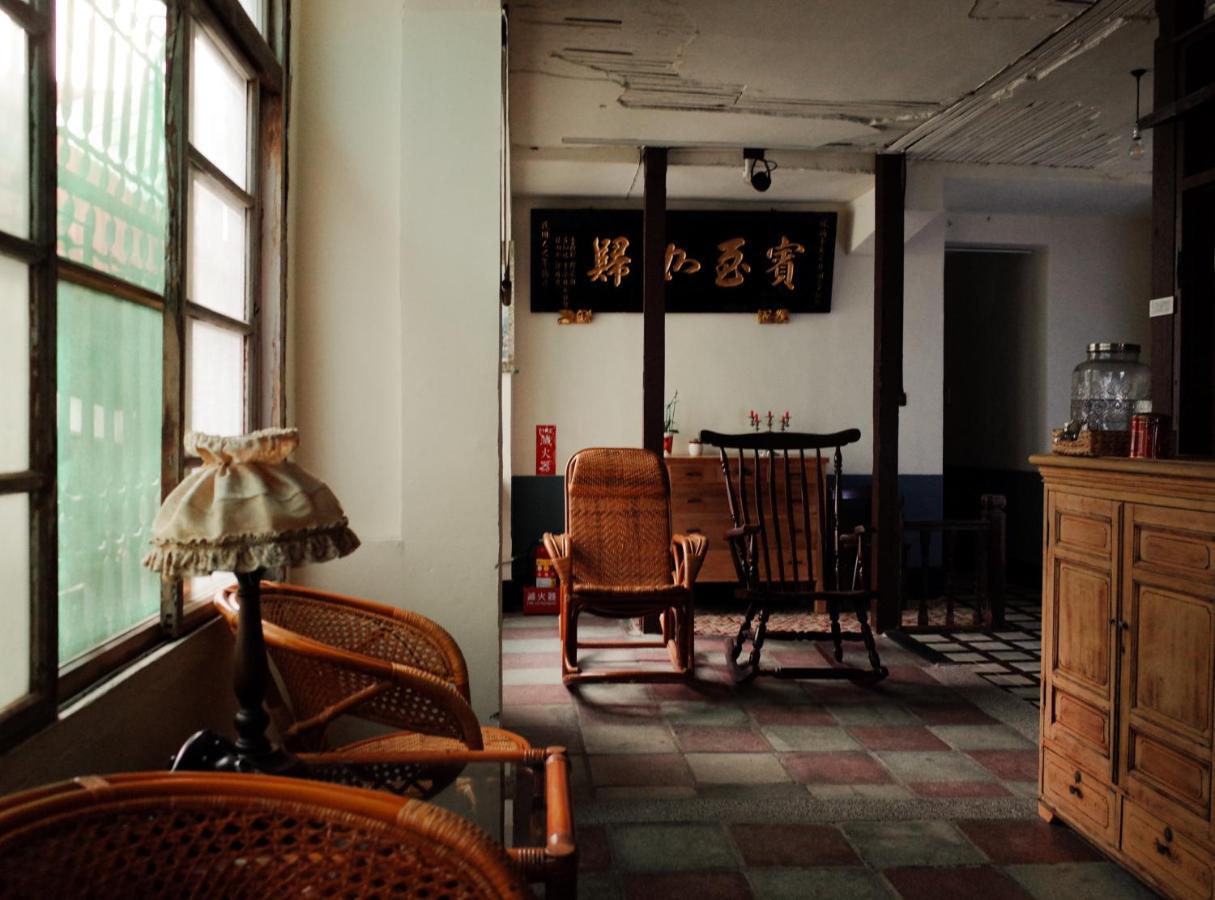 Neat Hostel Tainan Exterior photo