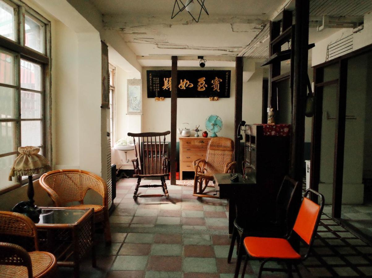 Neat Hostel Tainan Exterior photo